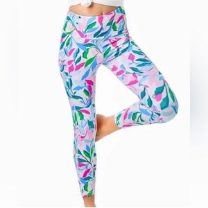 Lilly Pulitzer 24” Weekender Leggings in Resort White Holding Court size XL